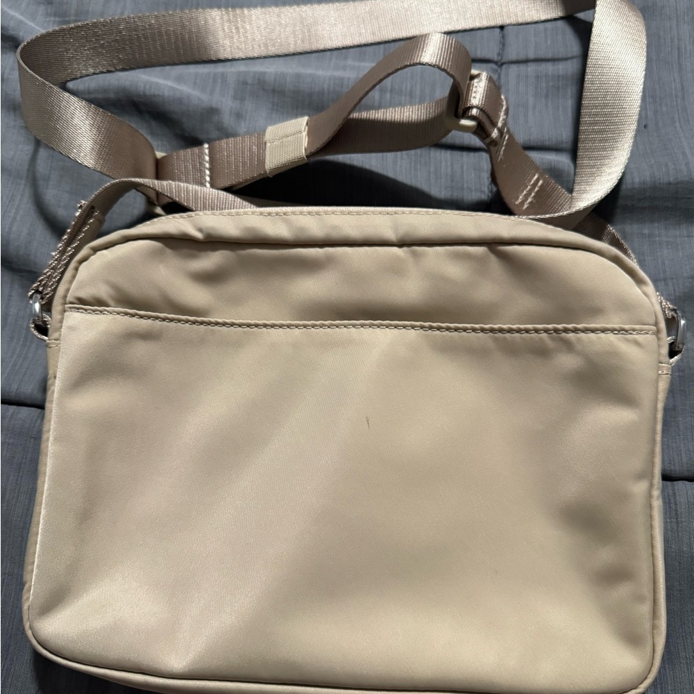 Lulu City Adventurer Crossbody Bag
2.5L - Picture 2 of 5